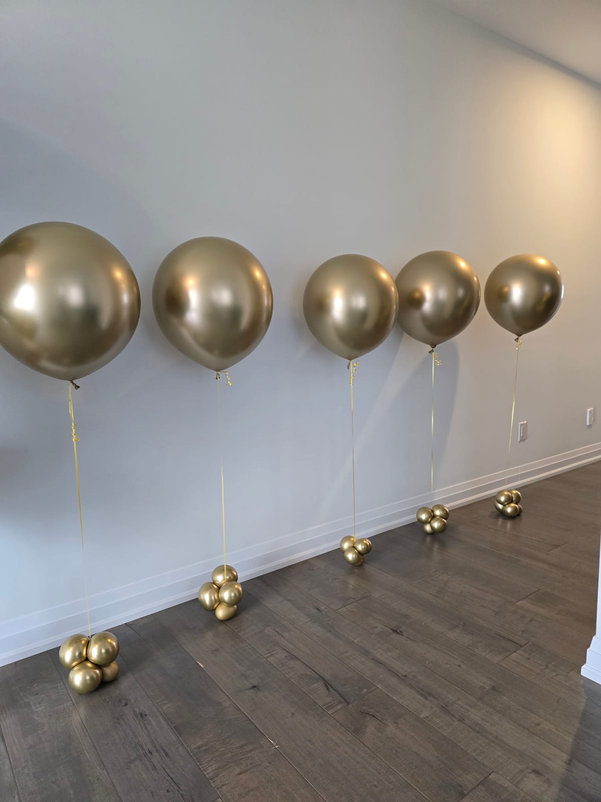 Gold Chrome Balloons With Balloon Weights